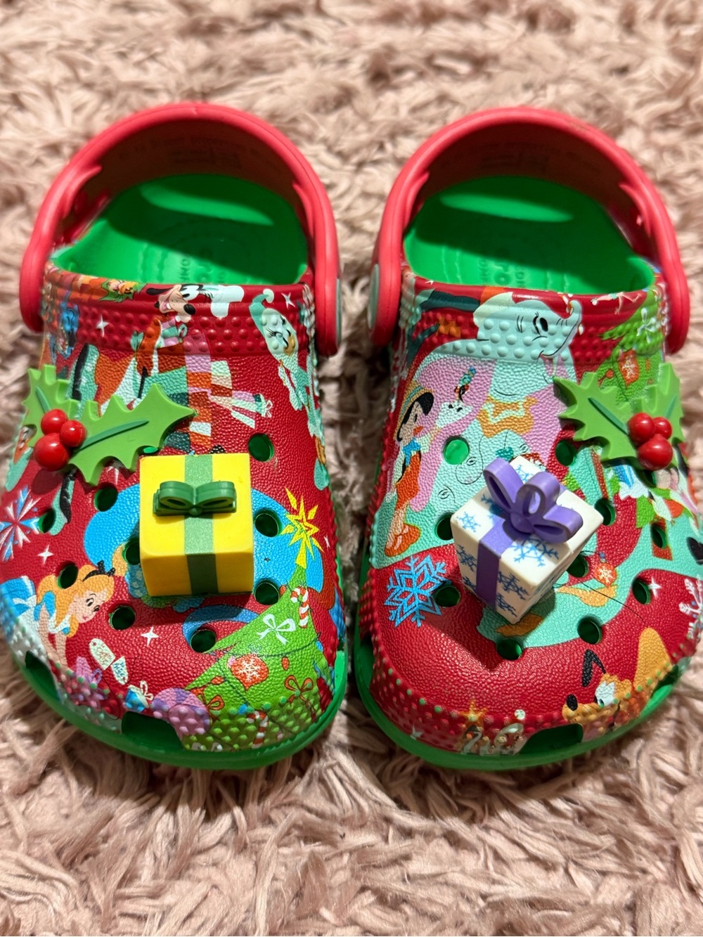Disneyland Kids Holiday Red & Green Clog Shoes with Gift Charms size 7c